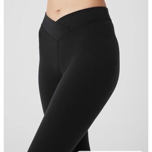 ALO YogaAirbrush V- Cut Define Black Capri Leggings/Tights, X-Small (2/4)